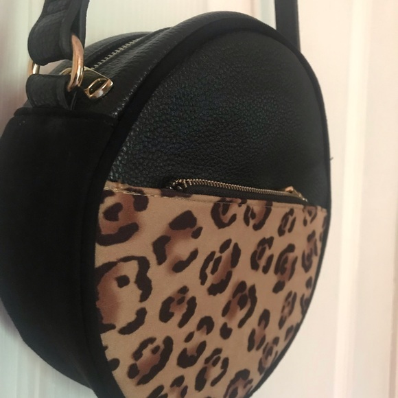 H&M Handbags - H&M round purse with gold hardware H&M Handbags - H&M round purse with gold hardware